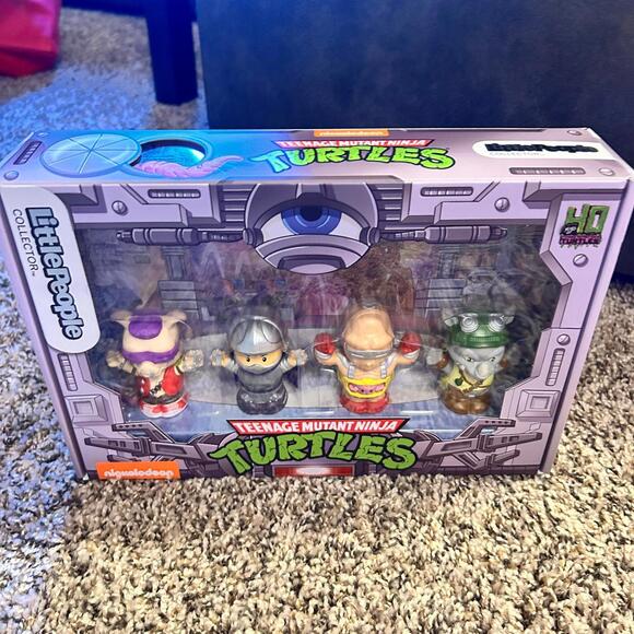 Fisher-Price Little People Teenage Mutant Ninja Turtle Collectors Set (NWT) - Picture 2 of 3
